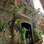 Oda ve Kahvaltı Palazzo Nicolaus Del Borgo Antico 4*